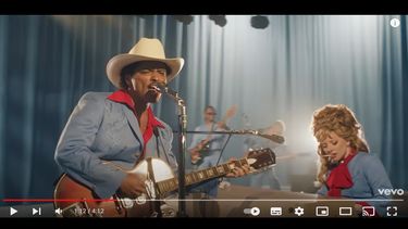 Lady Gaga y Bruno Mars en el videoclip del tema Die with a smile.