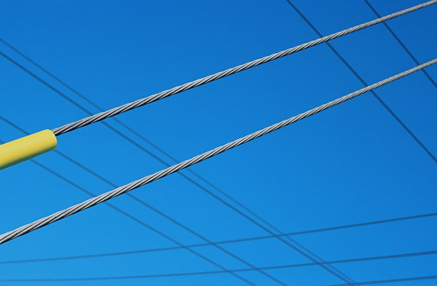 La muestra se compone de dos instalaciones y dos conjuntos o series de fotografías que usan la línea como principal recurso constructivo. (CORTESÍA)