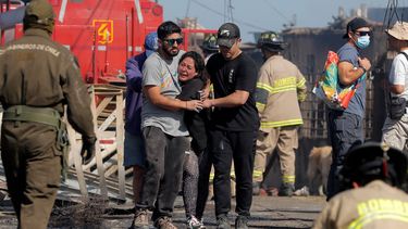 Una mujer llora después de que un incendio forestal destruyera su casa en los cerros de Viña del Mar, en la región de Valparaíso, Chile, el 23 de diciembre de 2022. Al menos dos personas murieron y unas 400 casas han sido dañadas o destruidas en un incendio que estalló el jueves en el balneario chileno de Viña del Mar.