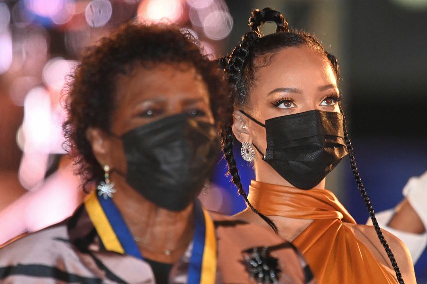 La presidenta de Barbados, Dame Sandra Mason y Rihanna, honrada como Héroe Nacional, asisten a la Ceremonia de Inauguración Presidencial en Heroes Square el 30 de noviembre de 2021 en Bridgetown, Barbados. &nbsp;