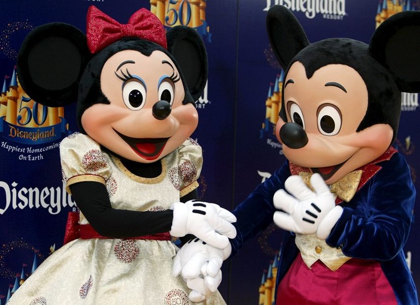 Mickey y Minnie Mouse posan en la alfombra roja del 50 aniversario de Disneylandia, 2005. (EFE). 