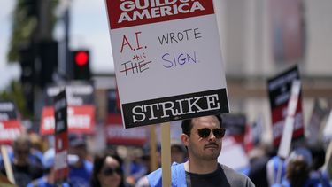 Miembros durante una manifestación del Sindicato de Guionistas de Estados Unidos frente a Fox Studios el martes 2 de mayo de 2023 en Los Ángeles.&nbsp;