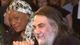 El compositor Vangelis Papathanassiou, a la derecha, responde una pregunta durante una conferencia de prensa en Atenas el 27 de junio de 2001.