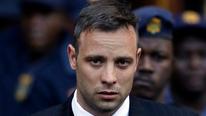 El corredor olímpico Oscar Pistorius sale del Tribunal Supremo en Pretoria, Sudáfrica, el 15 de junio de 2016, tras una vista de sentencia.