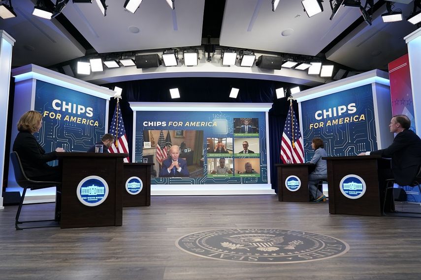 El presidente Joe Biden habla en una reunión virtual sobre la manufactura de circuitos integrados de computadoras en el Auditorio del Patio Sur del complejo de la Casa Blanca, el lunes 25 de julio de 2022, en Washington.&nbsp;