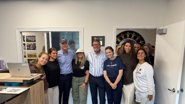 El senador Rick Scott visita la instalación en Miami de ayuda humanitaria para Venezuela.&nbsp;