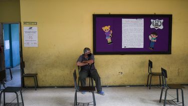 Un votante solitario espera el turno para emitir su voto durante las elecciones para elegir a los miembros de la Asamblea Nacional en Caracas, Venezuela, el domingo 6 de diciembre de 2020.&nbsp;&nbsp;