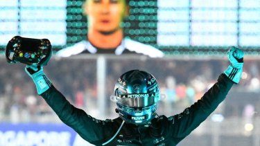 El piloto británico de Mercedes, George Russell, celebra su victoria tras la carrera nocturna del Gran Premio de Fórmula 1 de Singapur en el circuito urbano de Marina Bay, Singapur, el 5 de octubre de 2025.