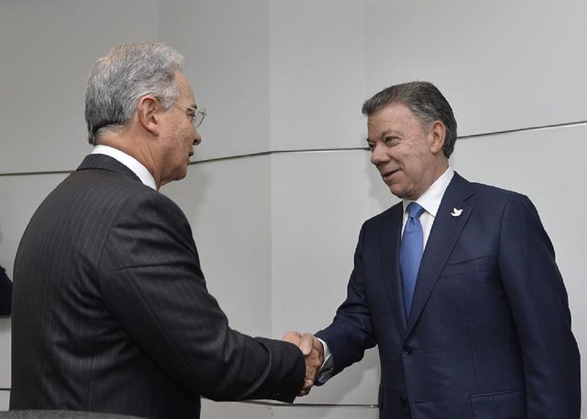 El esperado estrechón de manos entre Juan Manuel Santos y Álvaro Uribe, antes del encuentro
