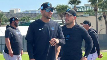 Los cubanos Yuli Gurriel y José Iglesias con el uniforme de Marlins de Miami durante los entrenamientos de Primavera de la MLB