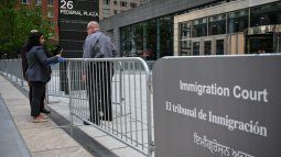 Un guardia de seguridad habla con personas en la entrada de la Oficina de Inmigración y Control de Aduanas de Estados Unidos (ICE), el 8 de mayo de 2025 en la ciudad de Nueva York. Un guardia de seguridad habla con personas en la entrada de la Oficina de Inmigración y Control de Aduanas de Estados Unidos (ICE), el 8 de mayo de 2025 en la ciudad de Nueva York.