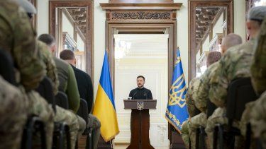 El presidente de Ucrania, Volodimir Zelenski, habla ante personal de seguridad.&nbsp;