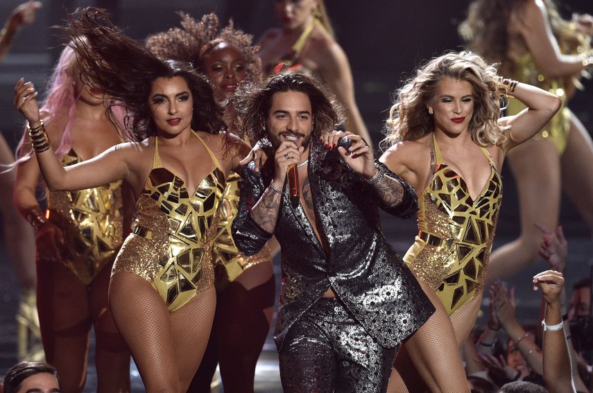 Maluma actúa en la ceremonia de los Premios MTV a los Videos Musicales el 20 de agosto de 2018 en Nueva York. La canción Hawái se ubica entre las más populares de la semana.