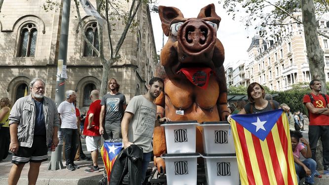 Unos manifestantes se fotografían junto a unas urnas ante la Universitat de Barcelona por donde se manifiestan miles de estudiantes durante la jornada de paro de este martes 3 de octubre.&nbsp;