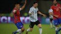 El argentino Lionel Messi está marcado por los chilenos Tomás Alarcón (izq.) y Ben Brereton durante el partido de la fase de grupos del torneo de fútbol Conmebol Copa América El argentino Lionel Messi está marcado por los chilenos Tomás Alarcón (izq.) y Ben Brereton durante el partido de la fase de grupos del torneo de fútbol Conmebol Copa América
