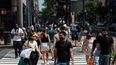 Personas hacen compras en la ciudad de Nueva York.