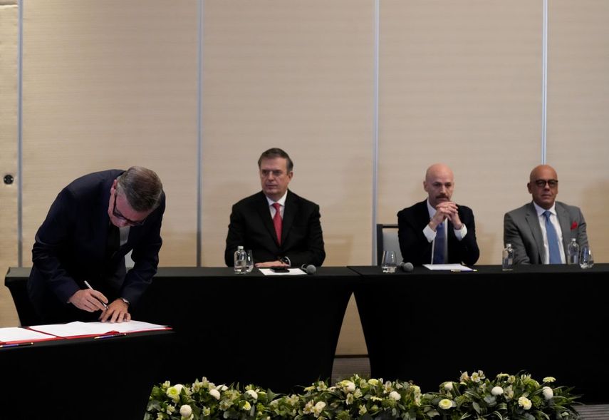 &nbsp;El delegado de la oposición venezolana Gerardo Blyde firma un acuerdo para crear un fondo administrado por la ONU para financiar programas de salud, alimentación y educación para los pobres durante una ceremonia en un hotel en la Ciudad de México, el 26 de noviembre de 2022.&nbsp;