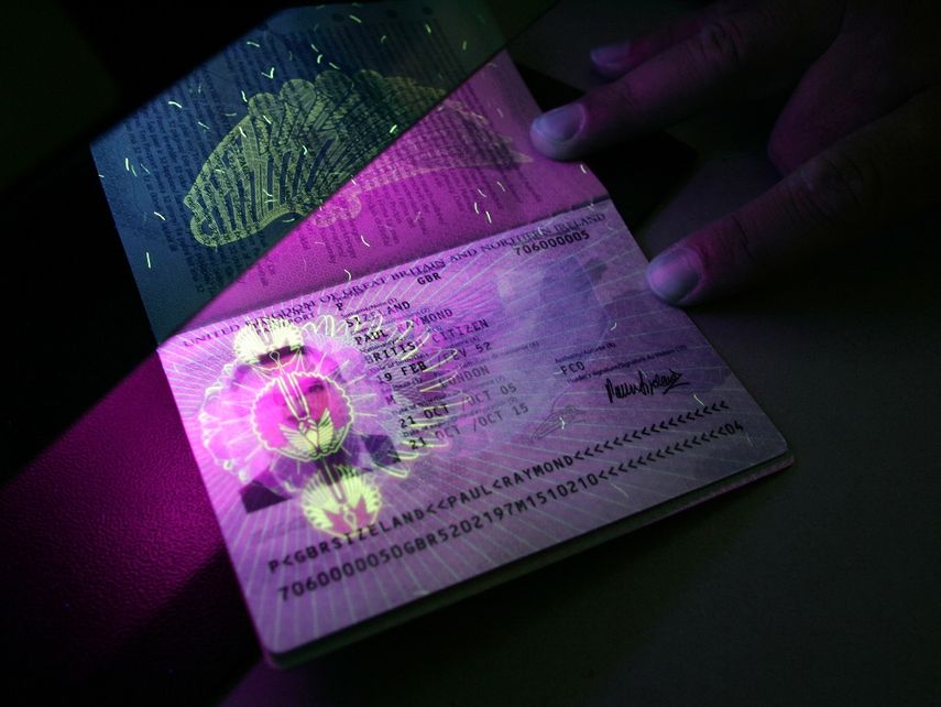El sistema biométrico de los pasaportes almacena en un chip información sobre los rasgos de la cara de la persona, del iris y las huellas dactilares. (CORTESÍA)