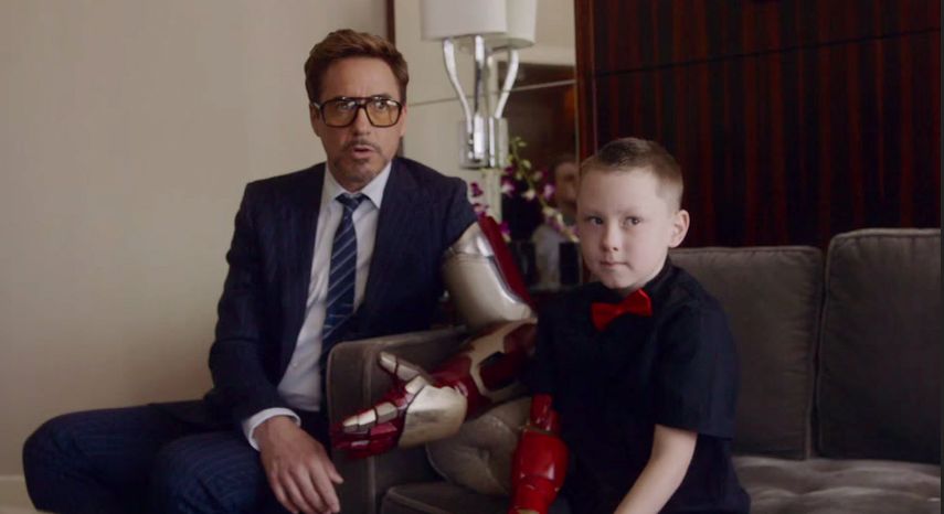 El actor Robert Downey Jr. fue el encargado de entregar a Alex, de 7 años, la prótesis para su extremidad poco desarrollada