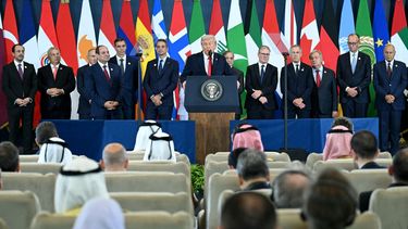 El presidente Donald Trump habla durante la Cumbre de Paz de Sharm El-Sheikh en la ciudad turística del Mar Rojo en Egipto, Sharm el-Sheikh, el 13 de octubre de 2025.