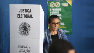 En todo el país&nbsp;han sido instalados 450.000 centros de votación, que abrieron a las 08.00 hora local (11.00 GMT) y funcionarán hasta las 17.00 (20.00 GMT).