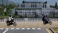 El 26 de abril de 2026, los viajeros pasaban en bicicleta frente a la Casa Presidencial en la Zona Roja de Islamabad, después de que las autoridades levantaran el aumento de seguridad y las restricciones impuestas en la zona ante las esperadas conversaciones de paz entre Estados Unidos e Irán. &nbsp;