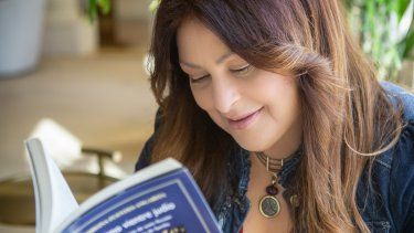Andreina Fuentes Angarita, autora de El último vientre judío, que presentará en el Salón de las Escritoras Latinoamericanas este domingo, 30 de abril, en Miami.&nbsp;&nbsp; &nbsp;