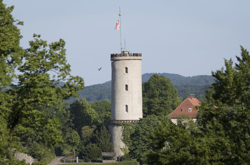 Foto de archivo del 27 de marzo de 2017 del castillo de Bielefeld, Alemania. La ciudad que, según una teoría conspirativa en broma, no existe, ofrece 1 millón de euros como premio a quien sea capaz de demostrarlo, se informó el miércoles 21 de agosto de 2019.&nbsp;