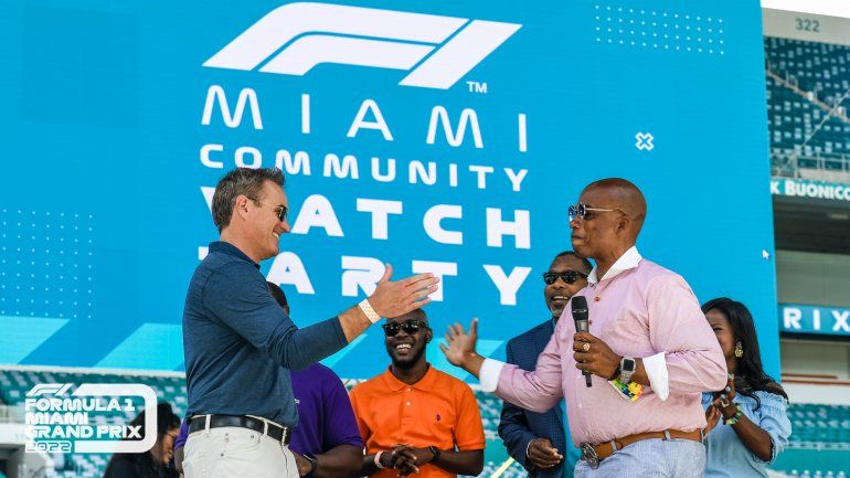 Tom Garfinkel, Managing Partner del Grand Prix de F-1 de Miami (izq.), y Oliver Gilbert, comisionado de Miami en la Fiesta de Formula Uno, el 23 de mayo del 2021