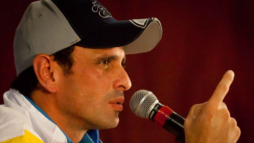 Capriles se encuentra refugiado en la zona de equipaje del aeropuerto&nbsp;