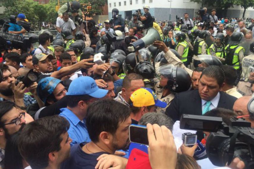 “Estamos hoy en representación del CNE (...) con el propósito de hacer la recepción formal de la documentación y remitirla para el conocimiento del plenario”, respondió Rondón (TWITTER/@JuanAndresMejia)