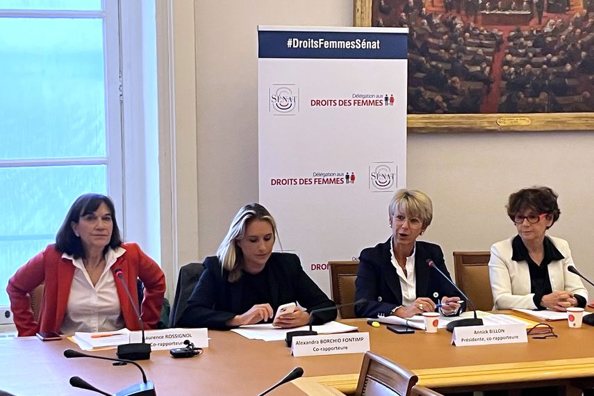 De izquierda a derecha: las senadoras francesas Laurence Rossignol, Alexandra Borchio-Fontimp, Annick Billon y Laurence Cohen presentan un reporte denunciando el abuso sexual en el cine porno, en el Senado de Francia, el 28 de septiembre de 2022 en París.