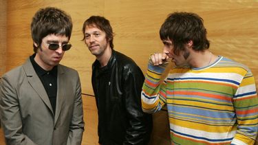 Noel Gallagher, Andy Bell y Liam Gallagher, miembros de la banda de rock británica Oasis, realizan una sesión fotográfica en Hong Kong el 25 de febrero de 2006. &nbsp;