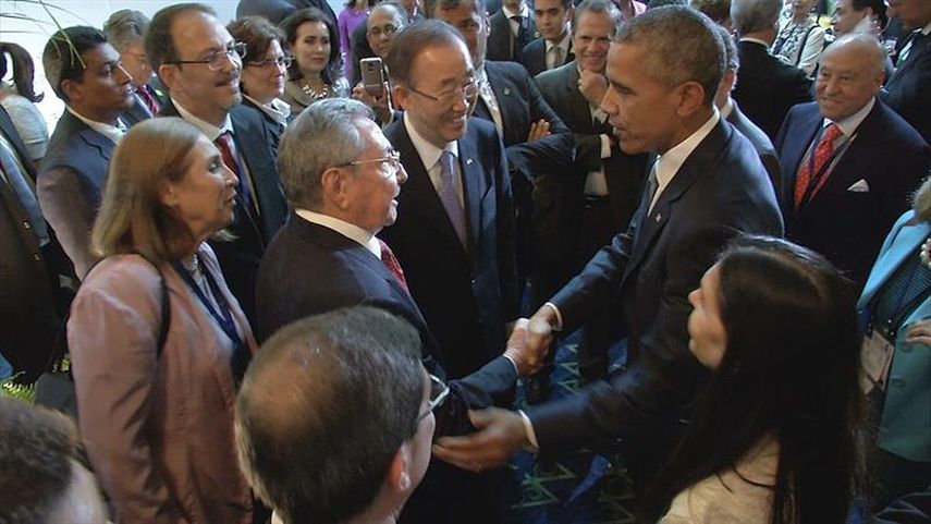 El presidente de EEUU, Barack Obama (cd) saludando su homólogo cubano, Raúl Castro (ci), junto al secretario de las Naciones Unidas, Ban Ki-moon, el viernes 10 de abril de 2015, durante un encuentro informal en la ceremonia inaugural de la VII Cumbre d