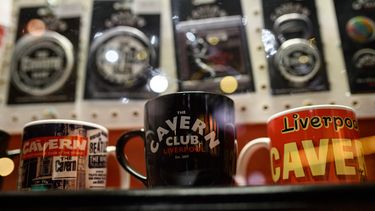 La mercancía de The Beatles se exhibe a la venta en el Cavern Club, que reabrió al público con música en vivo para albergar su celebración anual Beatleweek con música de The Beatles en Liverpool, noroeste de Inglaterra, el 27 de agosto de 2020. 