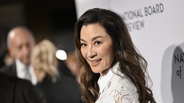 La ganadora del premio a Mejor actriz Michelle Yeoh llega a los National Board of Review Awards Gala en Cipriani 42nd Street el domingo 8 de enero de 2023 en Nueva York. Everything Everywhere All at Once es uno de los nominados a los premios SAG.