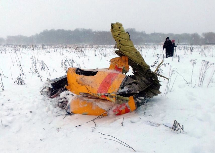 Restos de fuselaje del avión de pasajeros AN-148 de la aerolínea rusa Saratov Airlines cerca de la localidad de Stepanovskoy, próxima a Argunovo, distrito de Ramensky, región de Moscú (Rusia).&nbsp;