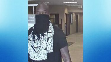 La cámara de seguridad captó la imagen del sospechoso de robo en un banco Chase de Miami-Dade.