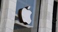 El logo de Apple en su edificio central en Cupertino, California.