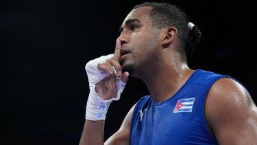 El cubano Arlén López celebra su triunfo sobre el uzbeko Turabek Khabibullaev en su combate de cuartos de final de peso semipesado del torneo olímpico, el viernes 2 de agosto de 2024, en Villepinte, Francia.