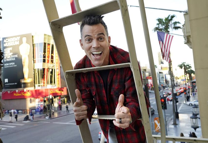 Steve-O, miembro del elenco de la película Jackass Forever, posa en una escalera de incendios sobre el Bulevar de Hollywood, en el Hollywood Roosevelt de Los Ángeles, el jueves 27 de enero de 2022.&nbsp;