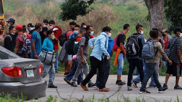 Migrantes caminan hacia la frontera con Estados Unidos en Choloma, Honduras.