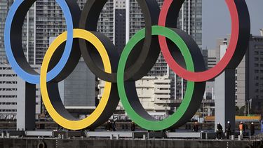 En esta foto del 1 de diciembre de 2020, los anillos olímpicos son desplegados en el distrito de Odaiba de Tokio.&nbsp;