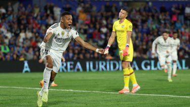 El delantero francés del Real Madrid, Kylian Mbappé, celebra el primer gol de su equipo durante un partido de la liga española contra el Getafe CF en el Estadio Coliseum Alfonso Pérez, el 19 de octubre de 2025.&nbsp;