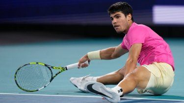El español Carlos Alcaraz cae en un intento de devolución al italiano Jannik Sinner, en la semifinal del Abierto de Miami, el viernes 31 de marzo de 2023.