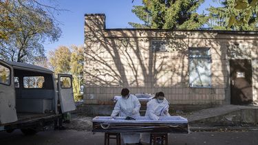 En esta imagen de archivo, tomada el 22 de octubre de 2021, personal médico prepara un ataúd para una víctima de coronavirus en la morgue del hospital 1 de la ciudad de Rivne, a 300 kilómetros (190 millas) al oeste de Kiev, Ucrania.&nbsp;