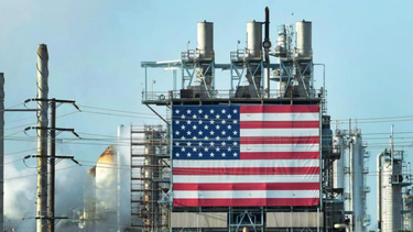 Una bandera estadounidense en una instalación petrolera en California. &nbsp;