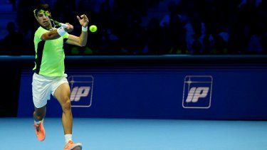 El español Carlos Alcaraz devuelve el balón durante su partido de todos contra todos contra el ruso Andrey Rublev en el torneo de tenis ATP Finals en Turín el 15 de noviembre de 2023. &nbsp;