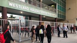 Miami-Dade cuenta con más de 470 escuelas públicas. Miami-Dade cuenta con más de 470 escuelas públicas.