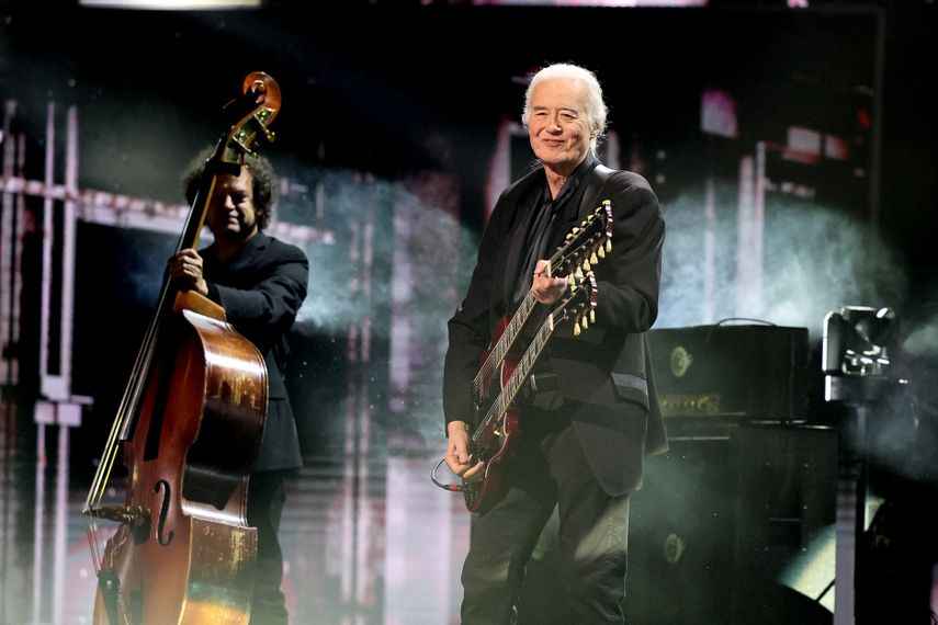 Jimmy Page se presenta en el escenario durante la 38.ª Ceremonia Anual de Inducción al Salón de la Fama del Rock & Roll en el Barclays Center el 3 de noviembre de 2023 en la ciudad de Nueva York.